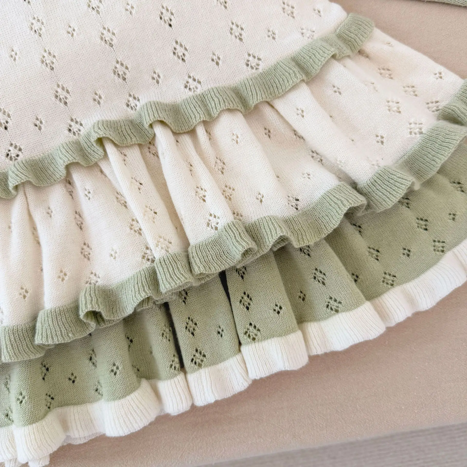 MiniBelle – Elegant & mjuk – Stickad babyklänning med volangdetaljer