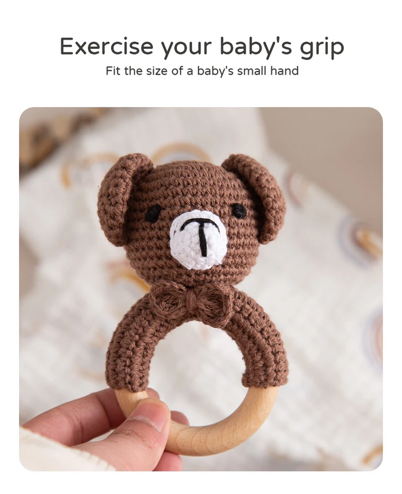 CuddleRattle – Mjuk & lekfull – Virkad babyrassel med träring