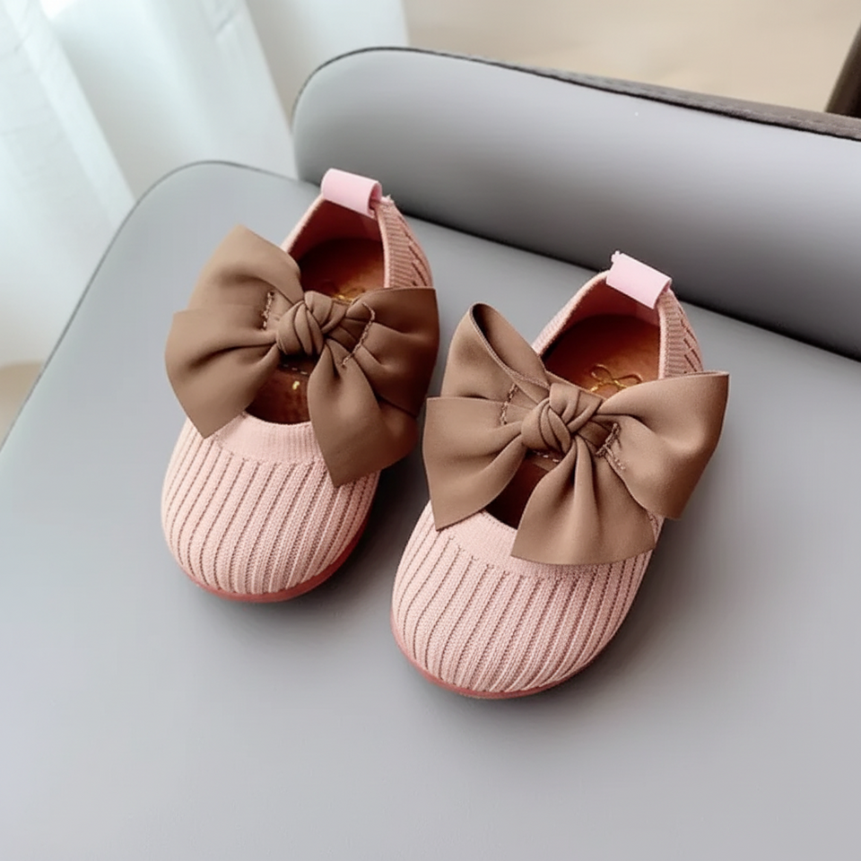 SweetBow – Sött & praktiskt – Stickade babyskor med fjärilsrosett