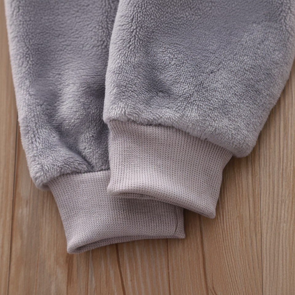 CozyBear – Varmt & mjukt – Träningsdräkt för barn med björnmönster