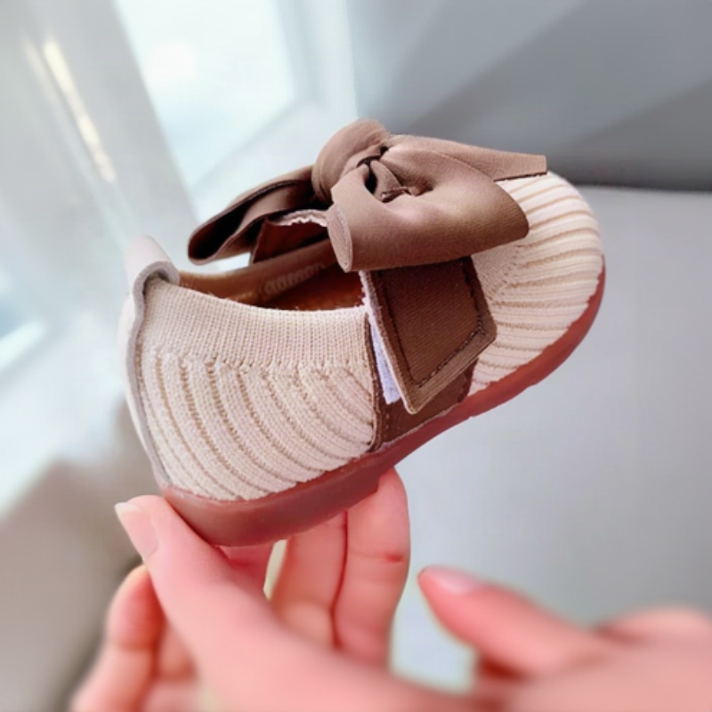 SweetBow – Sött & praktiskt – Stickade babyskor med fjärilsrosett