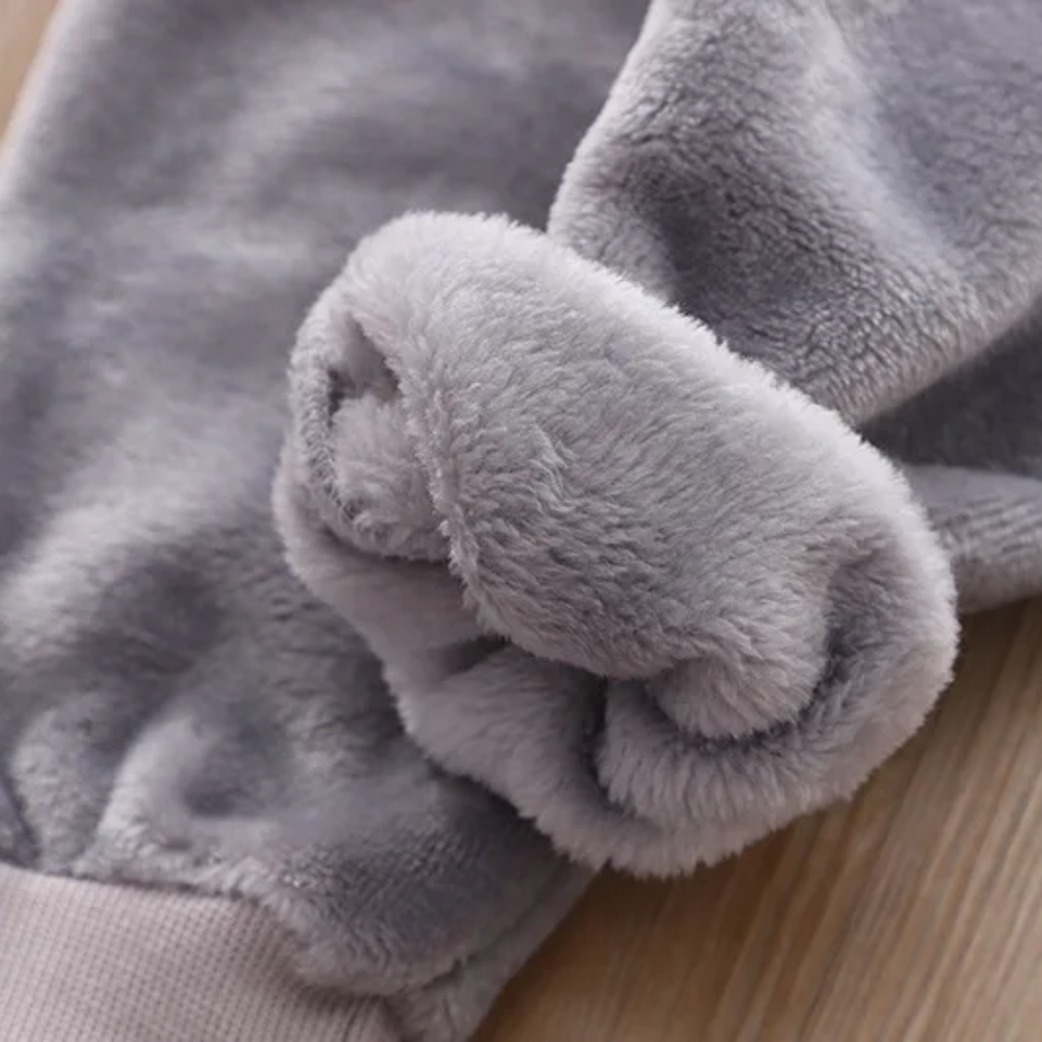 CozyBear – Varmt & mjukt – Träningsdräkt för barn med björnmönster