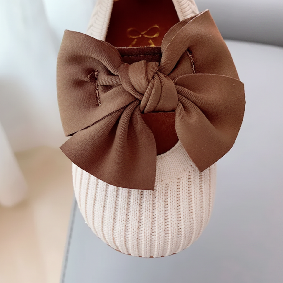 SweetBow – Sött & praktiskt – Stickade babyskor med fjärilsrosett