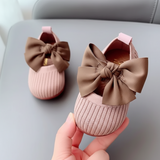 SweetBow – Sött & praktiskt – Stickade babyskor med fjärilsrosett