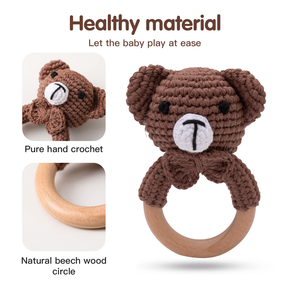 CuddleRattle – Mjuk & lekfull – Virkad babyrassel med träring