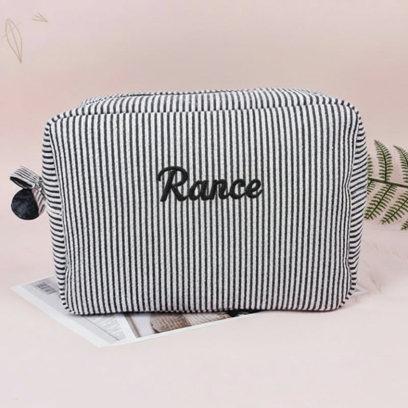 Striped Name Pouch – Personlig & stilfull – Sminkväska