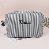 Striped Name Pouch – Personlig & stilfull – Sminkväska