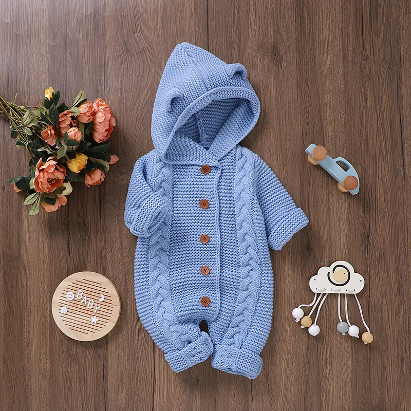 SoftKnit – Varm och söt – Stickad babyoverall med huva