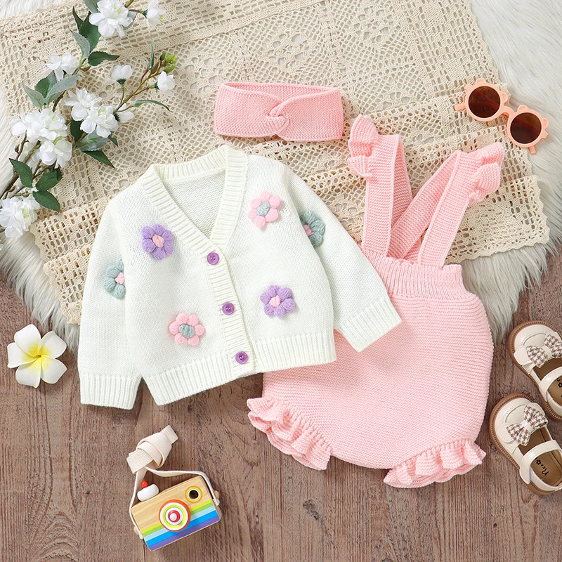 FloraKnit – Mjukt & gulligt – Babykläder med väst, overall och hårband