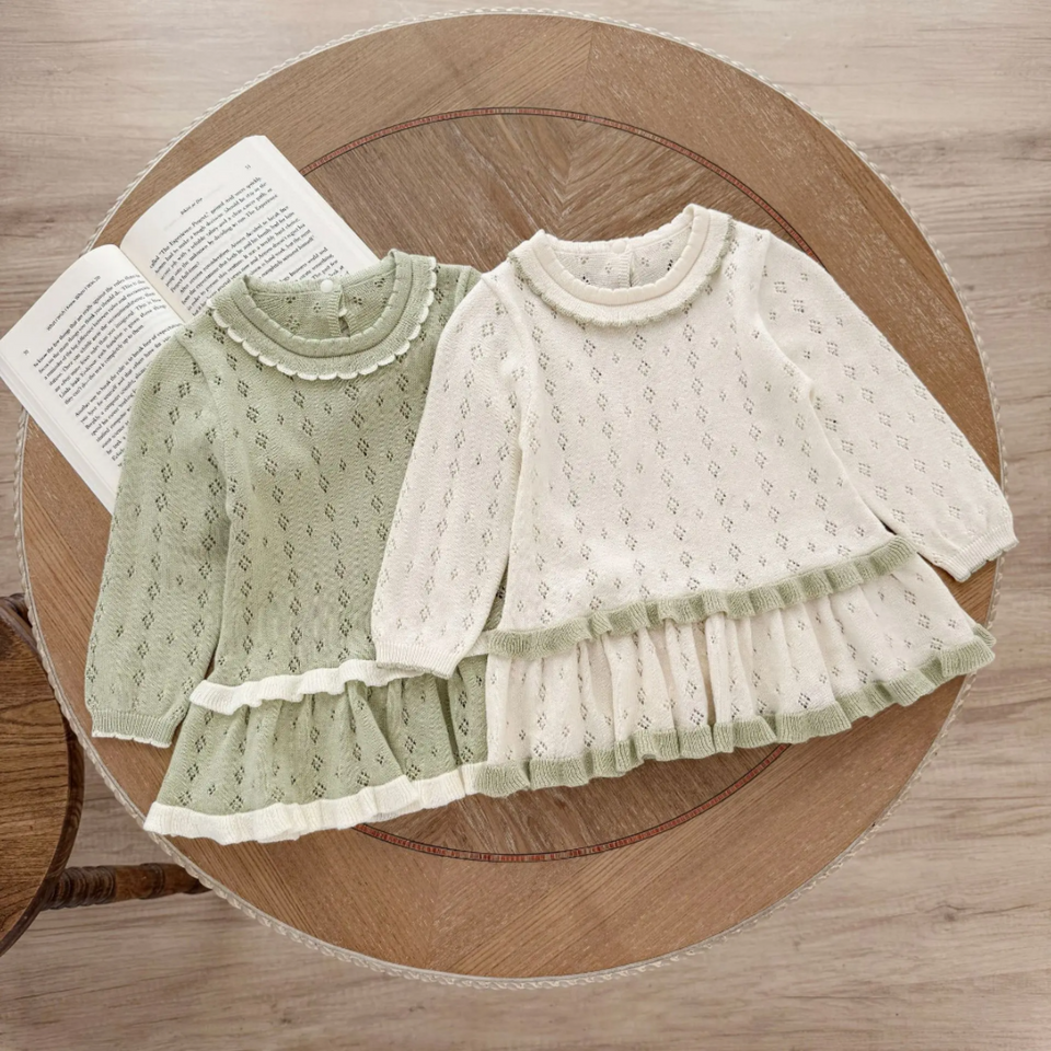 MiniBelle – Elegant & mjuk – Stickad babyklänning med volangdetaljer