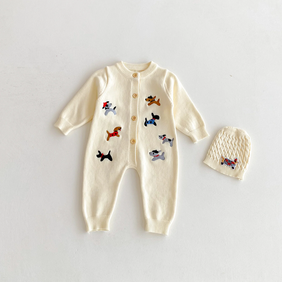 PlayfulKnit – Mjuk & söt – Stickad babyoverall med hundmotiv