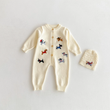 PlayfulKnit – Mjuk & söt – Stickad babyoverall med hundmotiv