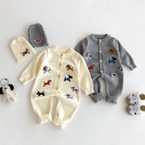 PlayfulKnit – Mjuk & söt – Stickad babyoverall med hundmotiv
