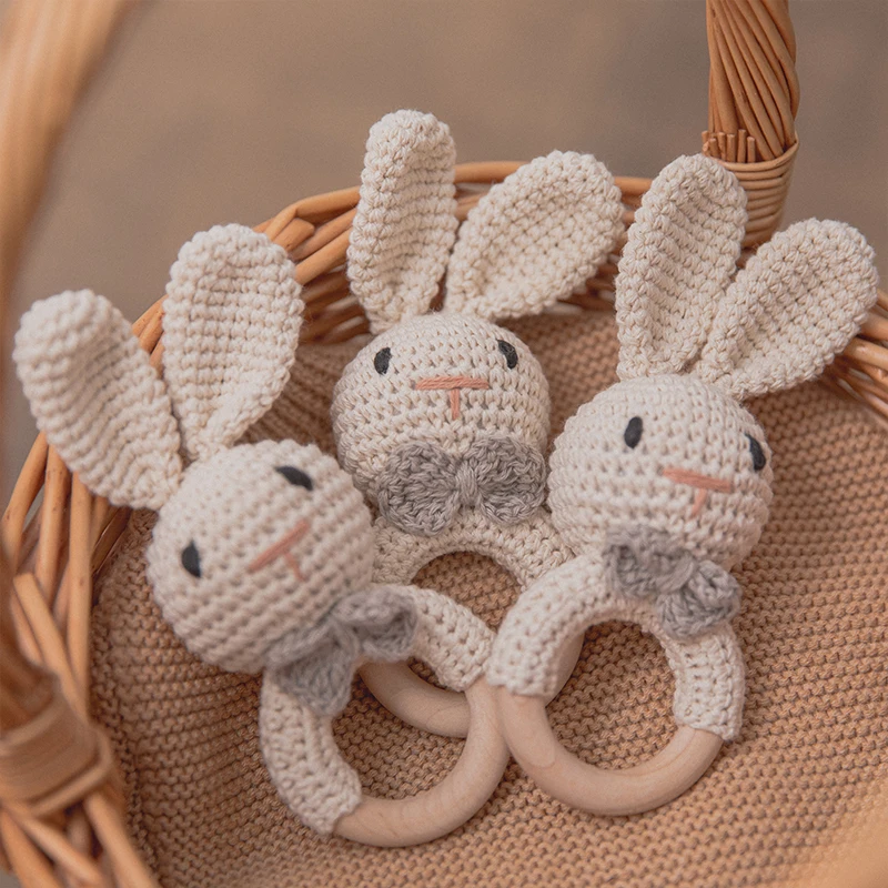 CuddleRattle – Mjuk & lekfull – Virkad babyrassel med träring