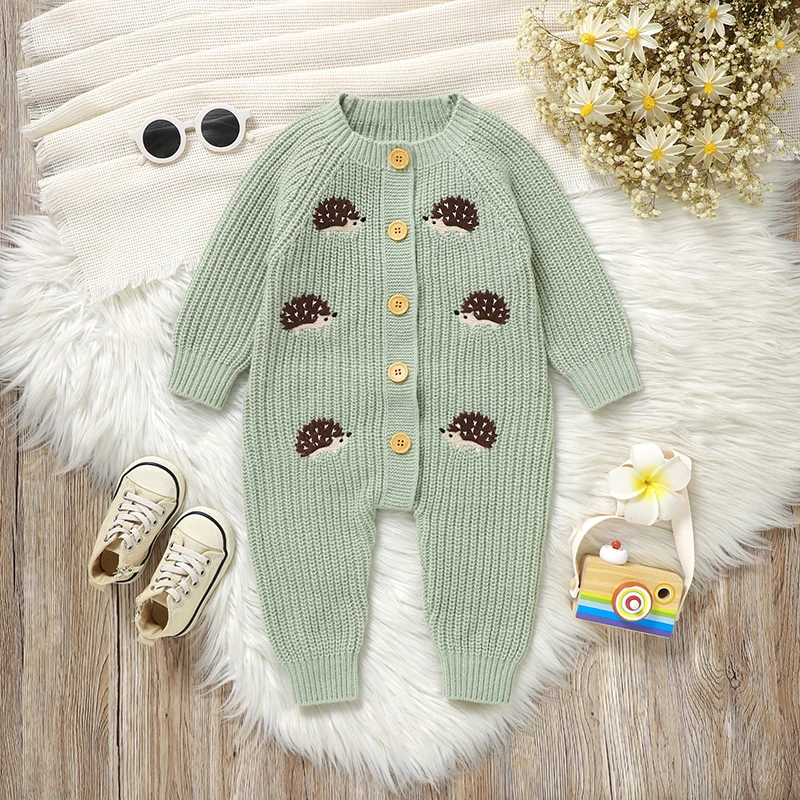 CozyHedge – Mjuk & varm – Stickad babyoverall med igelkottmönster
