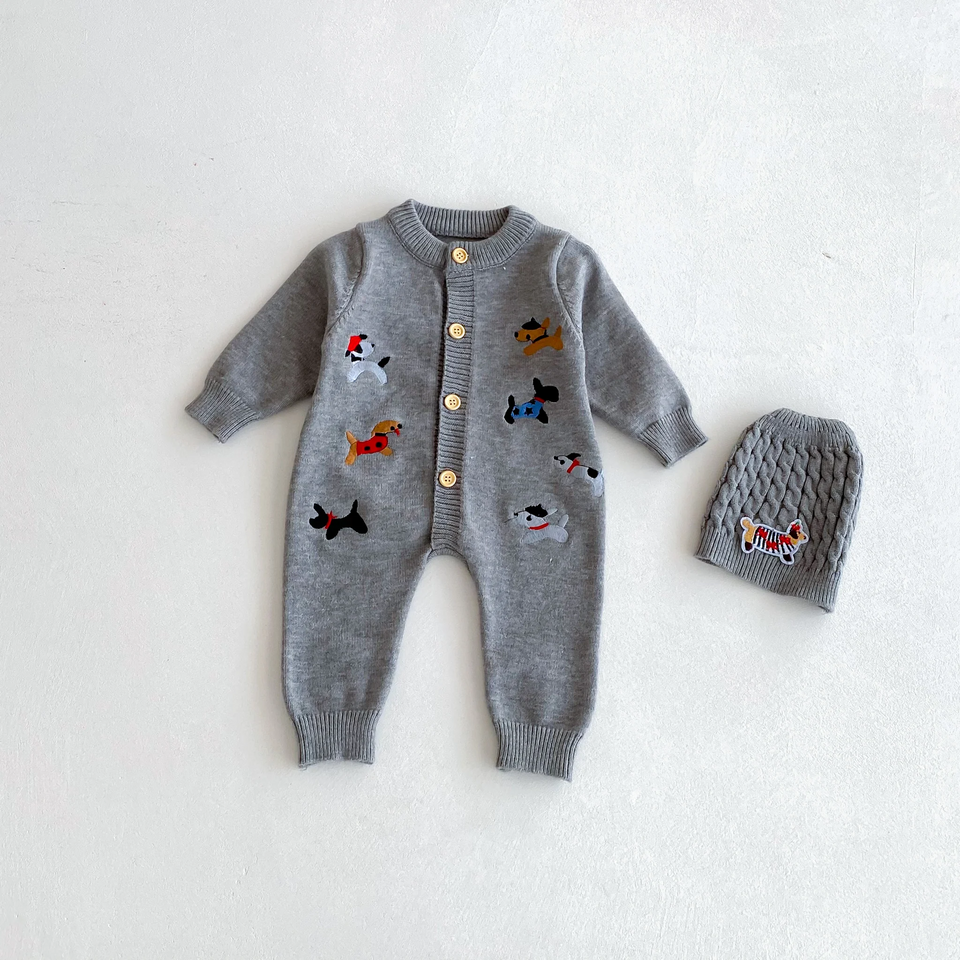 PlayfulKnit – Mjuk & söt – Stickad babyoverall med hundmotiv