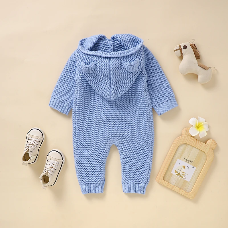 SoftKnit – Varm och söt – Stickad babyoverall med huva