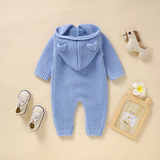 SoftKnit – Varm och söt – Stickad babyoverall med huva