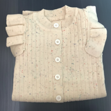 MiniAurora – Mjukt & elegant – Stickad babyoverall med änglavingar och hårband