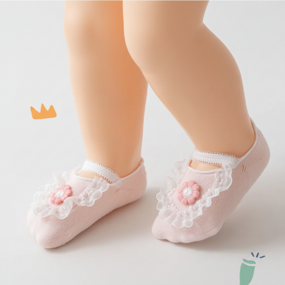 SweetFeet – Mjuka & söta – babystrumpor med blommor och spetsar