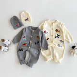 PlayfulKnit – Mjuk & söt – Stickad babyoverall med hundmotiv