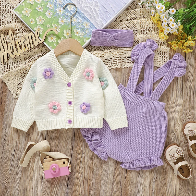 FloraKnit – Mjukt & gulligt – Babykläder med väst, overall och hårband