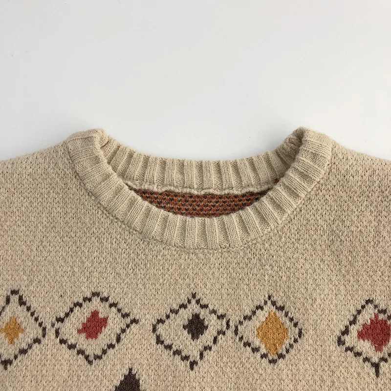 LittleRetro – Varm och stilfull – Stickad barntröja med rombmönster