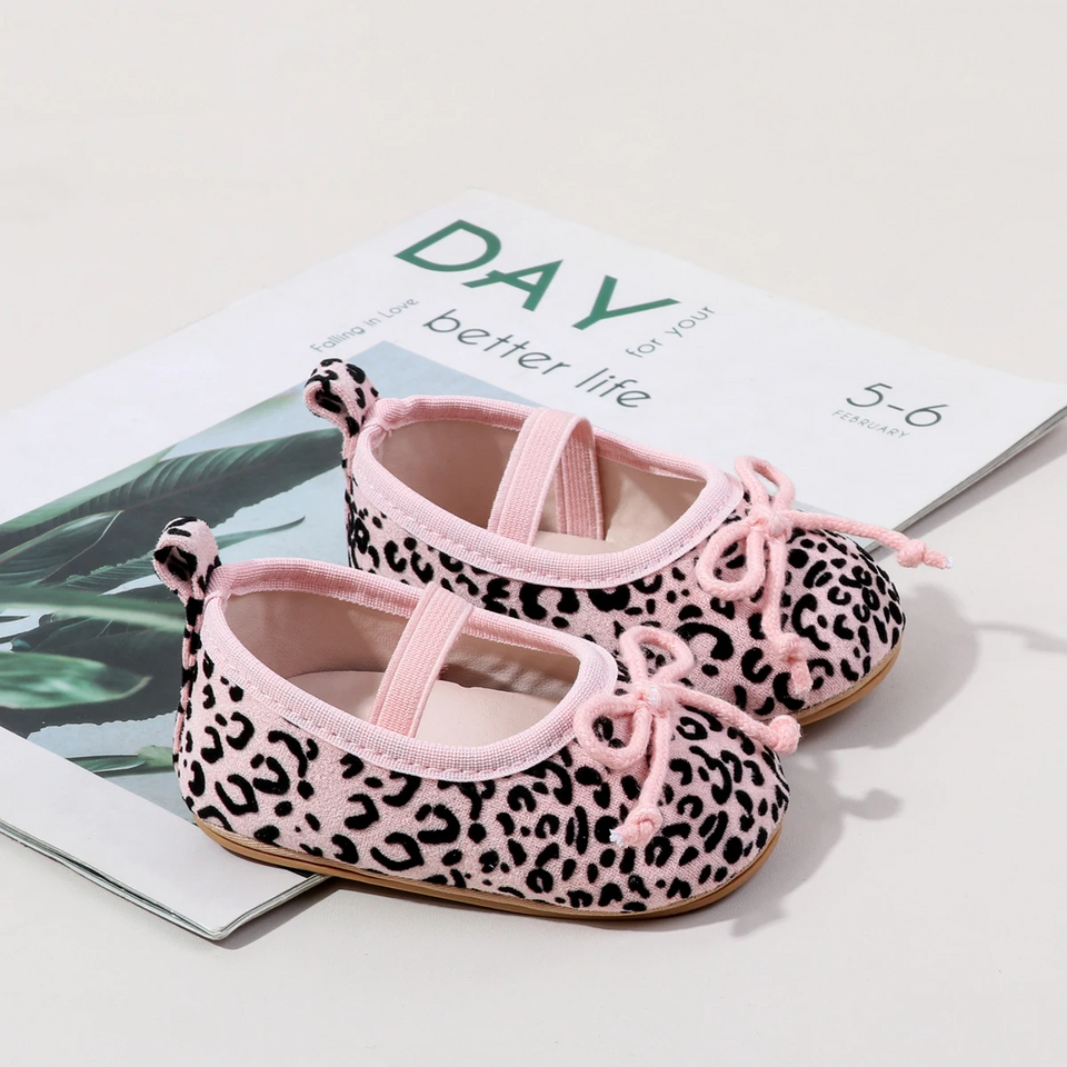 TinyStyle – Sött & elegant – Babyskor för flickor med leopardmönster