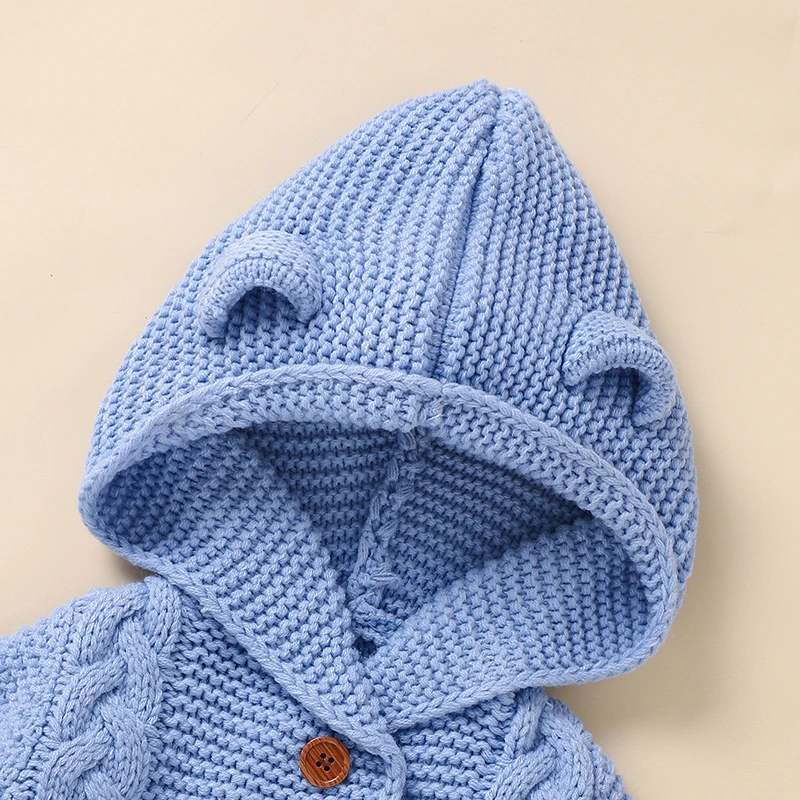 SoftKnit – Varm och söt – Stickad babyoverall med huva