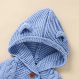 SoftKnit – Varm och söt – Stickad babyoverall med huva