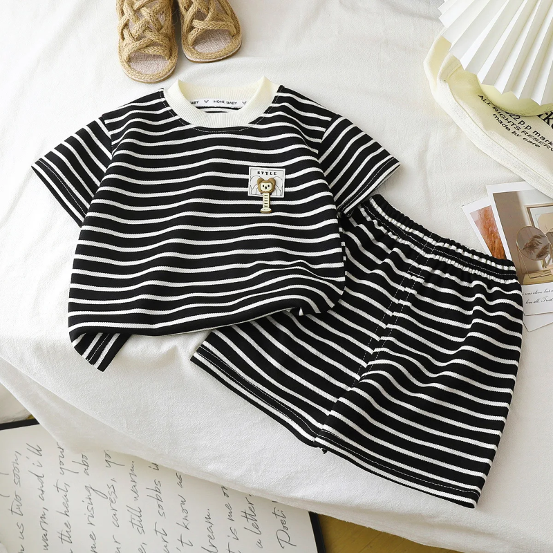 Kids Stripe Outfit – Trendigt & bekvämt – Sommaroutfit för barn