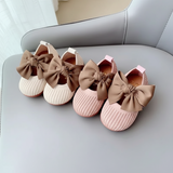 SweetBow – Sött & praktiskt – Stickade babyskor med fjärilsrosett