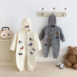 PlayfulKnit – Mjuk & söt – Stickad babyoverall med hundmotiv