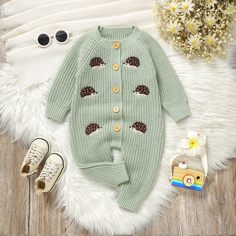 CozyHedge – Mjuk & varm – Stickad babyoverall med igelkottmönster