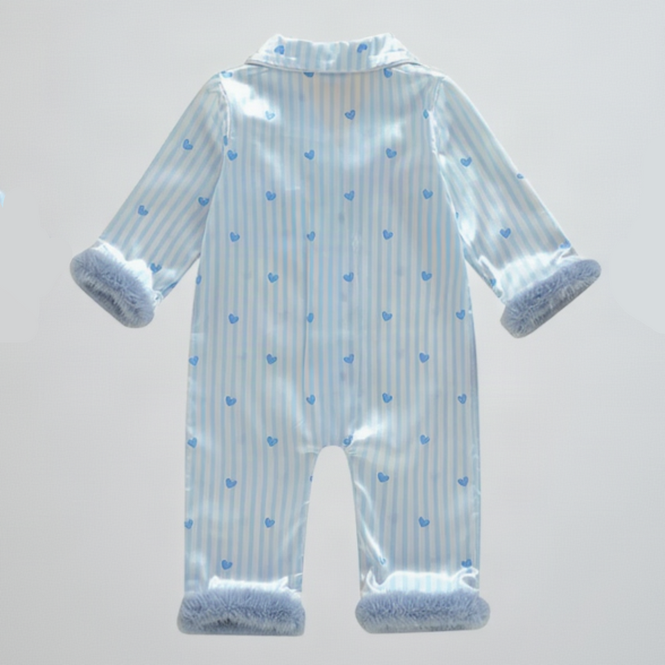 TinyLove – Mjuk & varm – Babyoverall med hjärtmönster och plyschdetaljer