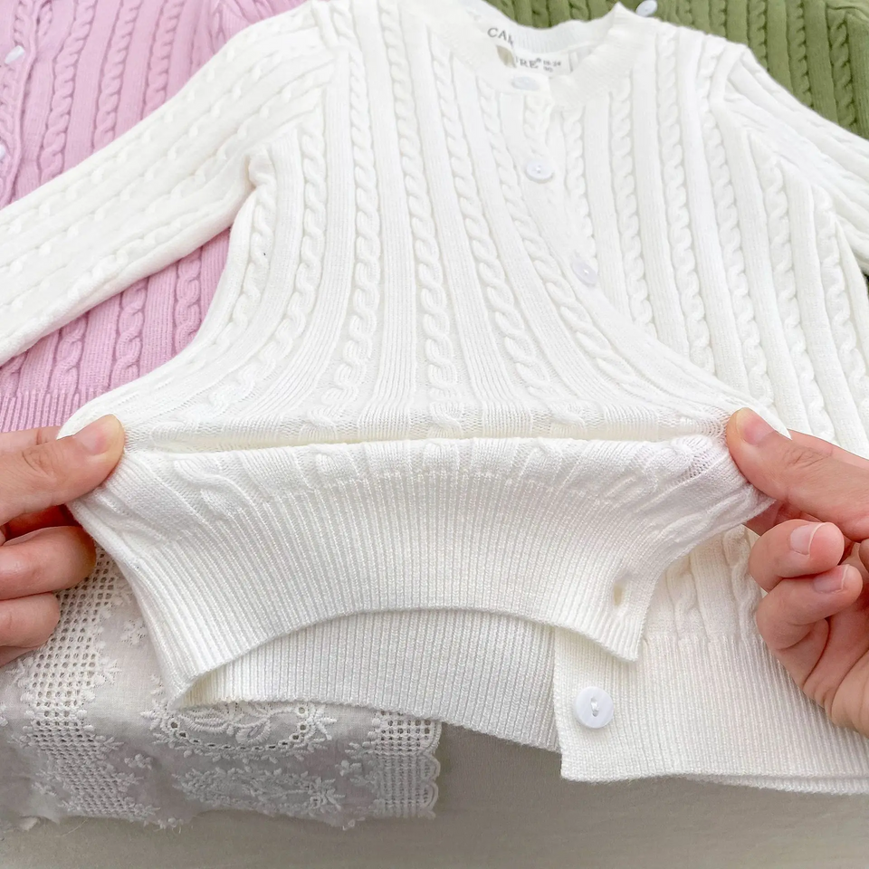 CozyBelle – Elegant & varm – Stickad kofta med knappar