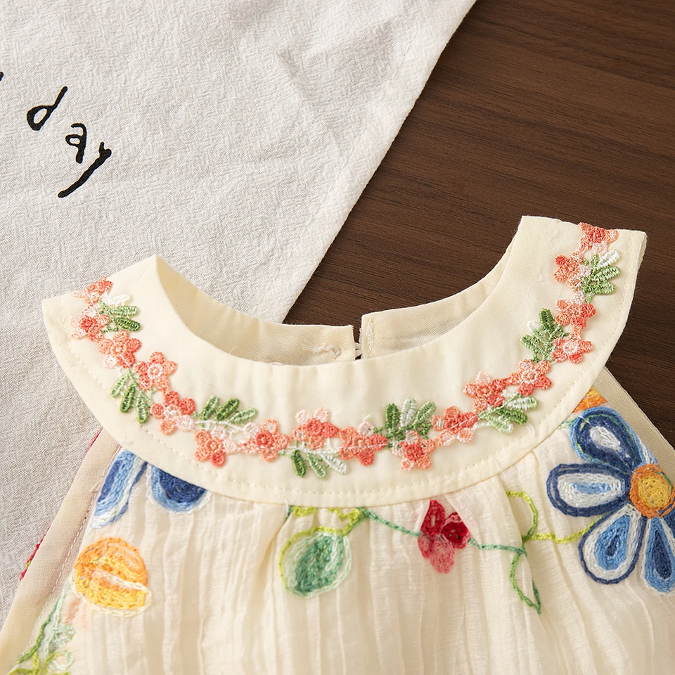 MiniFlora – Lätt och charmig – Broderad klänning för småflickor