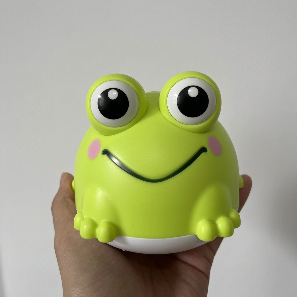 FrogSplash – Glad & interaktiv – Automatisk vattenfontän