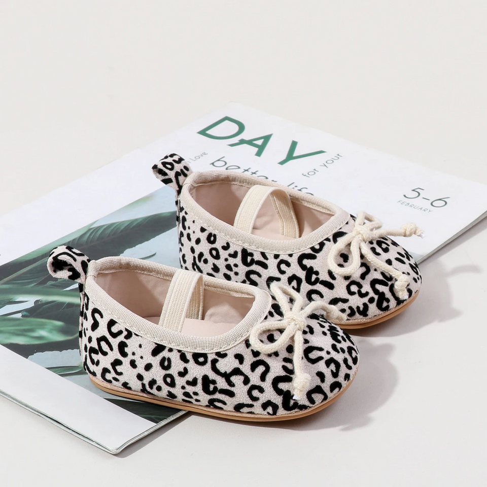 TinyStyle – Sött & elegant – Babyskor för flickor med leopardmönster