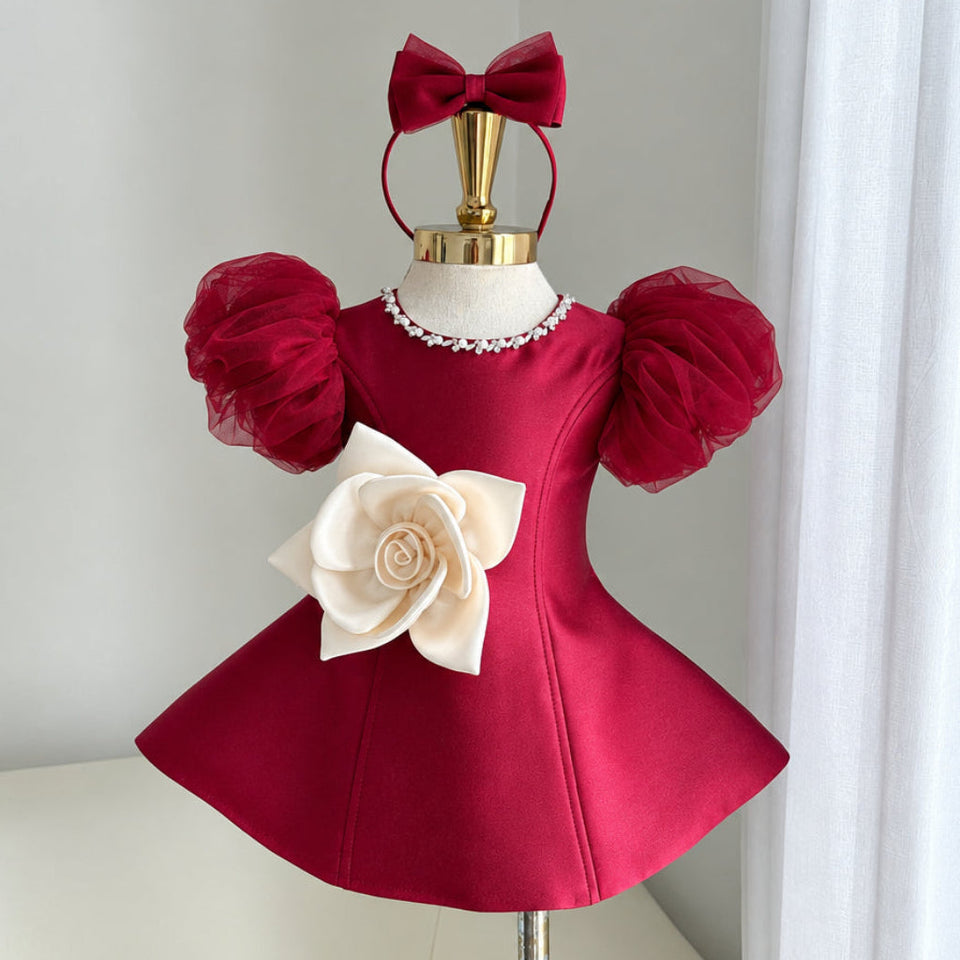 LittleRose – Elegant och festligt – Flickklänning med 3D-blomma och puffärmar