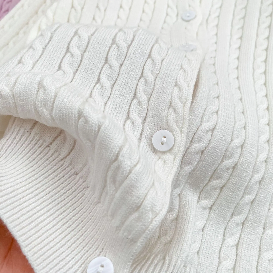 CozyBelle – Elegant & varm – Stickad kofta med knappar