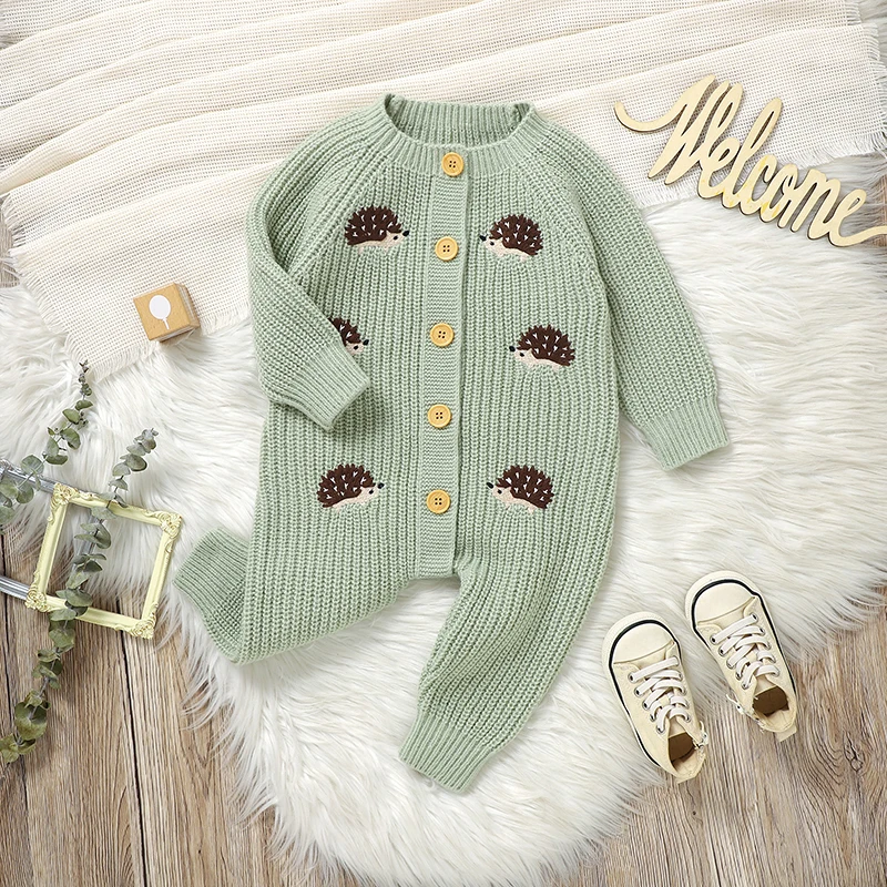 CozyHedge – Mjuk & varm – Stickad babyoverall med igelkottmönster