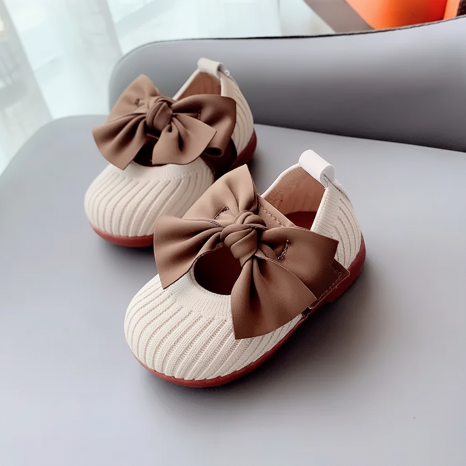 SweetBow – Sött & praktiskt – Stickade babyskor med fjärilsrosett