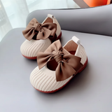 SweetBow – Sött & praktiskt – Stickade babyskor med fjärilsrosett