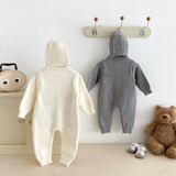 PlayfulKnit – Mjuk & söt – Stickad babyoverall med hundmotiv