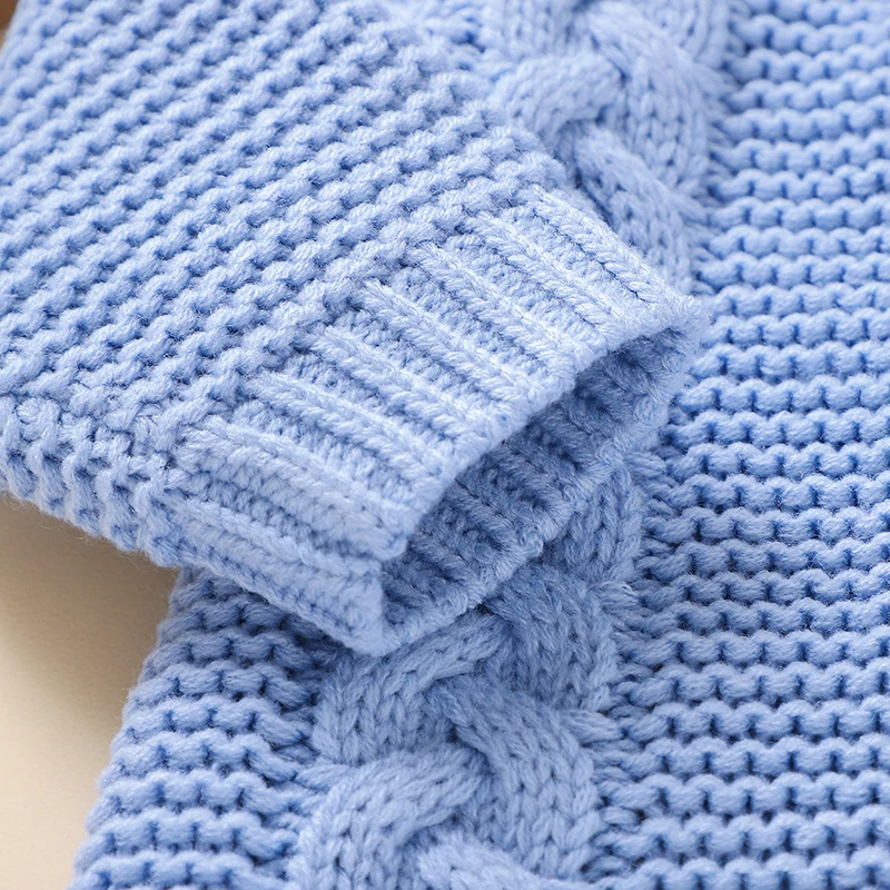 SoftKnit – Varm och söt – Stickad babyoverall med huva