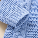 SoftKnit – Varm och söt – Stickad babyoverall med huva