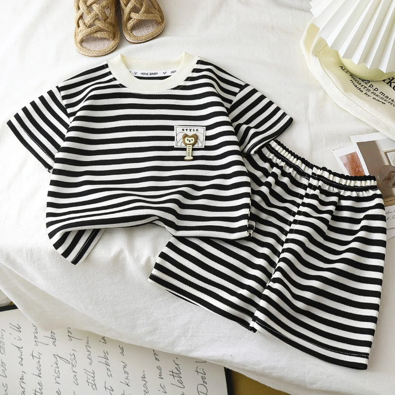 Kids Stripe Outfit – Trendigt & bekvämt – Sommaroutfit för barn