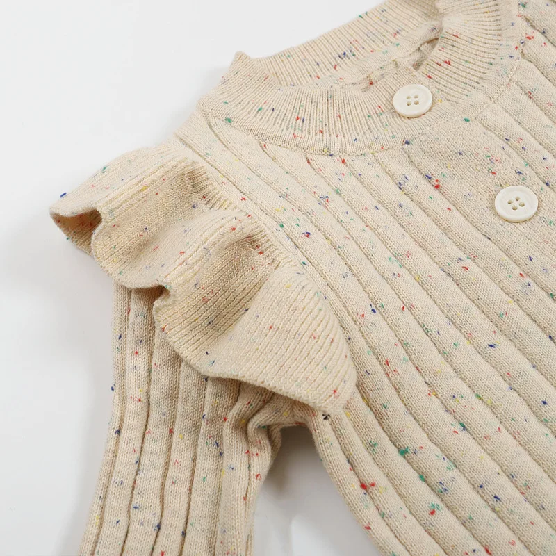 MiniAurora – Mjukt & elegant – Stickad babyoverall med änglavingar och hårband