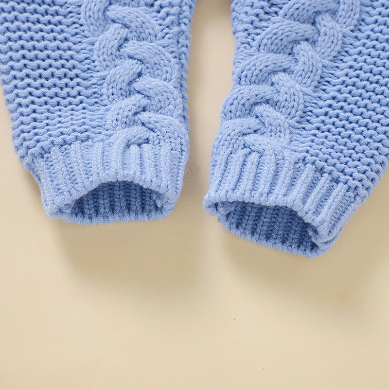 SoftKnit – Varm och söt – Stickad babyoverall med huva